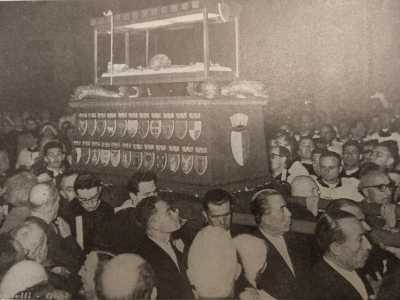 ...quando le ossa percorsero le strade del centro, sfilando tra la venerazione e le preghiere dei baresi. Un qualcosa che non era mai avvenuto prima e che non si � mai pi� ripetuto
